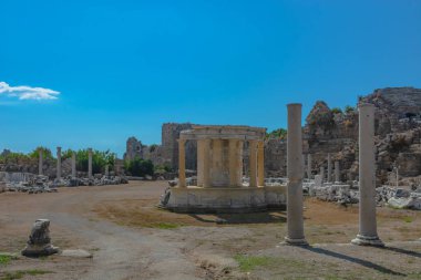Yan Türkiye'deki antik Roma kenti kalıntıları. Binalar, tiyatro ve diğer altyapı antik kentin kalıntıları. Antik Yunan ve Roma dönemlerin tarihsel anıtlar.