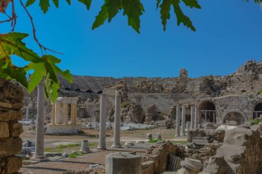 Yan Türkiye'deki antik Roma kenti kalıntıları. Binalar, tiyatro ve diğer altyapı antik kentin kalıntıları. Antik Yunan ve Roma dönemlerin tarihsel anıtlar.
