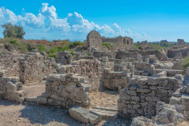 Yan Türkiye'deki antik Roma kenti kalıntıları. Binalar, tiyatro ve diğer altyapı antik kentin kalıntıları. Antik Yunan ve Roma dönemlerin tarihsel anıtlar.