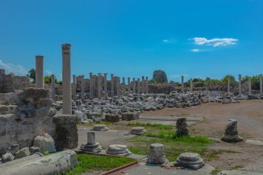 Yan Türkiye'deki antik Roma kenti kalıntıları. Binalar, tiyatro ve diğer altyapı antik kentin kalıntıları. Antik Yunan ve Roma dönemlerin tarihsel anıtlar.
