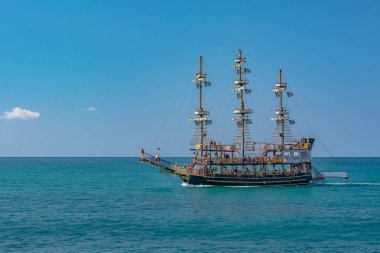 Yan / Türkiye - 2 Ekim 2018: turist rahatla ve binmek bir Yelkenli tekne veya yat. Bir antika korsan gemisi olarak stilize Yelkenli. Aşırı macera ve açık denizlerde yolculuk.