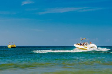 Yan / Türkiye - 3 Ekim 2018: turist dinlenmek ve bir motorlu tekne veya yat tekne gezisi. Açık denizde aşırı macera.