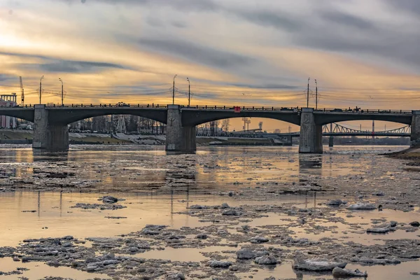 Eis Treibt Auf Dem Fluss Der Stadt Quelleis Schmilzt Und — Stockfoto