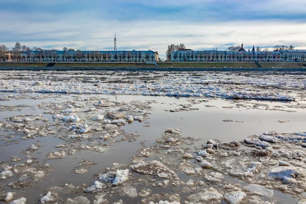 Ice Drifting River City Spring Ice Melts Floats River — Stock Photo, Image