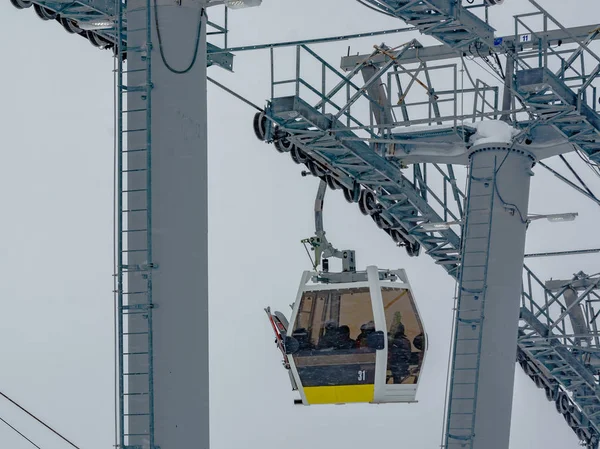 Passeio Teleférico Extremo Férias Inverno Nas Montanhas Montanhas Cobertas Neve — Fotografia de Stock