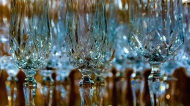 Güzel şekilli kristal camlar ışığı kullan. Bazı maddelerinin odak dışında. Yansıyan ışık arka plan bulanık çok renkli noktalar.