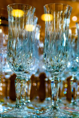 Güzel şekilli kristal camlar ışığı kullan. Bazı maddelerinin odak dışında. Yansıyan ışık arka plan bulanık çok renkli noktalar.