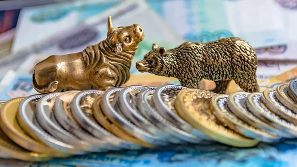 Бронзові Фігурки Биків Ведмедів Розташовані Паперовими Грошима Металевими Монетами Розмитий — стокове фото
