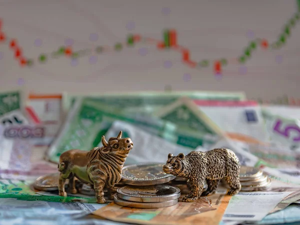 Бронзові Фігури Бика Ведмедя Біля Металевих Монет Тлі Паперових Грошей — стокове фото
