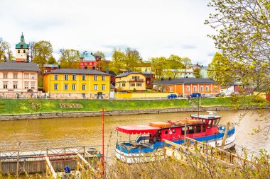Finlandiya 'nın Parvoo kentinin manzaralı manzarası. Nehir zevk teknesi. Temiz binalar. Bahar doğası. Şehir kıyısı boyunca çok renkli binalar.