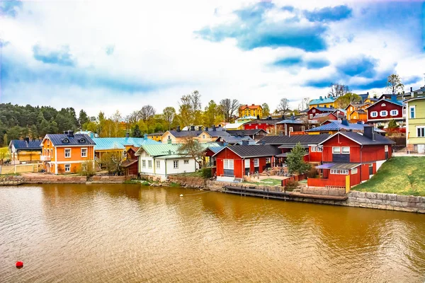 Parvoo のフィンランドの街の景色を眺めることができます 清楚付属建築物 春の自然 街の遊歩道に沿った多色の建物 — ストック写真