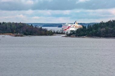 Stockholm / İsveç - 3 Mayıs 2019: Geminin güvertesinden İskandinav skerries ve fiyortların görünümü. Bulutlu bahar sabahı. Arka planda büyük bir feribot tekne Tallinn olduğunu.