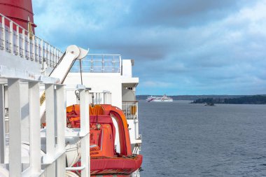 Stockholm / İsveç - 3 Mayıs 2019: Geminin güvertesinden İskandinav skerries ve fiyortların görünümü. Bulutlu bahar sabahı. Arka planda büyük bir feribot tekne Tallinn olduğunu.