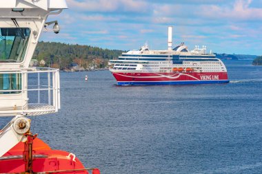 Stockholm / İsveç - 3 Mayıs 2019: Geminin güvertesinden İskandinav skerries ve fiyortların görünümü. Bulutlu bahar sabahı. Büyük bir feribot tekne Viking Line doğru yelken.