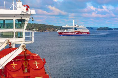 Stockholm / İsveç - 3 Mayıs 2019: Geminin güvertesinden İskandinav skerries ve fiyortların görünümü. Bulutlu bahar sabahı. Büyük bir feribot tekne Viking Line doğru yelken.