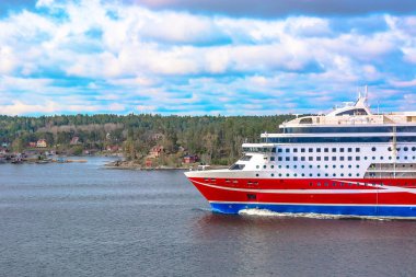 Stockholm / İsveç - 3 Mayıs 2019: Geminin güvertesinden İskandinav skerries ve fiyortların görünümü. Bulutlu bahar sabahı. Büyük bir feribot tekne Viking Line doğru yelken.