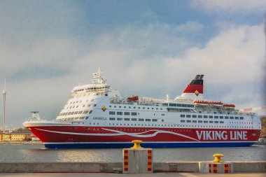 Stockholm / İsveç - 3 Mayıs 2019: Büyük bir feribot teknesi Viking Hattı Stockholm limanında demirleme. Arka planda bir şehir görünümü.