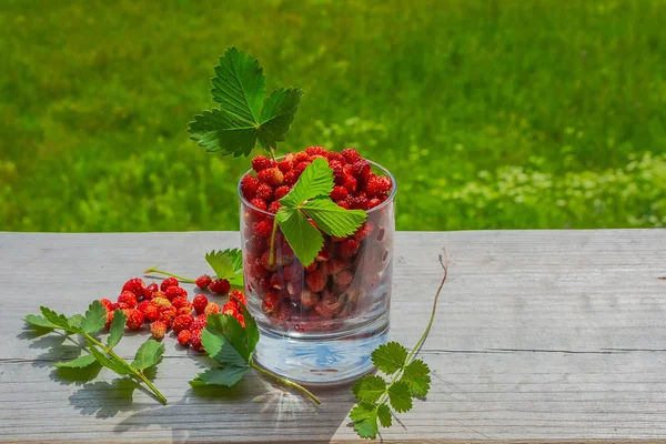 Una Superficie Legno Bicchiere Fragole Selvatiche Nelle Vicinanze Sparse Alcune — Foto Stock