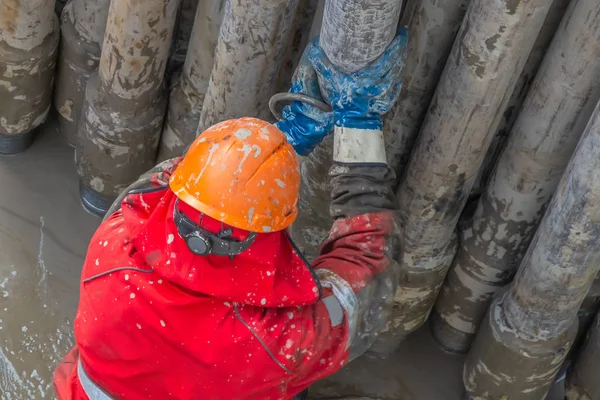 Dolgozó Driller Egy Piros Egységes Sisak Szemüveg Telepíti Fúrócsövek Után — Stock Fotó