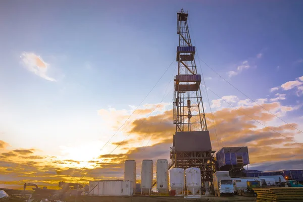 Kuleli sondaj kulesi. Alt katta sondaj ekipmanları var. Kuzey sahasında petrol ve gaz üretimi için derin bir kuyu açılan bölgede sondaj yapılıyor. Yaz kutup gecesi. Arkadan aydınlatmalı bulutlar ile güzel gökyüzü.