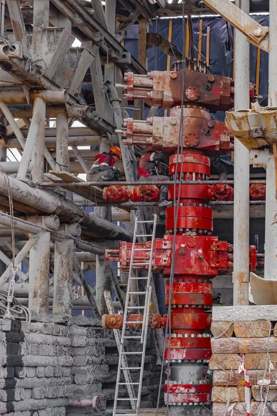 Before starting the drilling of an oil and gas well, drillers assemble an anti-high pressure equipment. At the wellhead, a complex of several preventers and valves is installed to protect against the release of oil and gas from the well. Ecological s