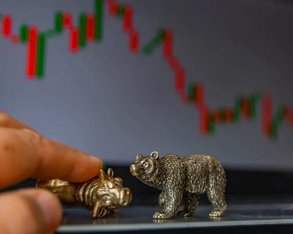 Boğa ve ayı fiyat grafikleri bulanık bir arka plan üzerinde hisse senedi ticareti sembolleri olarak. Emtia ve finans dünya piyasalarının sembolizm kavramı.