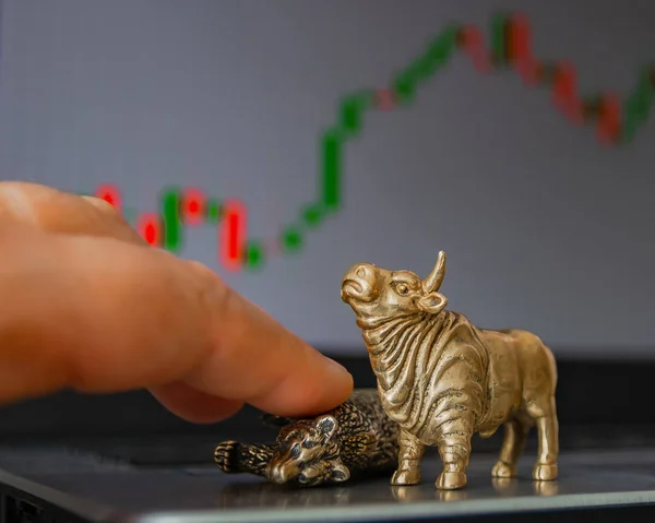 Bull Bear Als Symbolen Van Aandelenhandel Een Onscherpe Achtergrond Van — Stockfoto