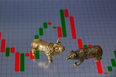 Boğa ve ayı fiyat grafikleri bulanık bir arka plan üzerinde hisse senedi ticareti sembolleri olarak. Emtia ve finans dünya piyasalarının sembolizm kavramı.