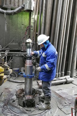 Novy Urengoy / Rusya - Mayıs 06 2020: Yön bulma uzmanı sondaj teline navigasyon ve ölçüm ekipmanları yükledi.