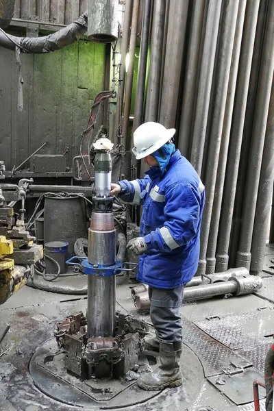 Novy Urengoy / Rusya - Mayıs 06 2020: Yön bulma uzmanı sondaj teline navigasyon ve ölçüm ekipmanları yükledi.