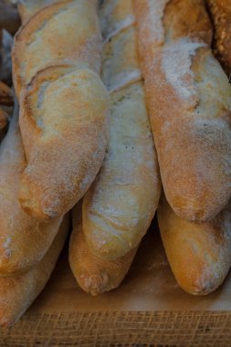 Çeşitli çeşit çoklu tahıllı ekmekler. Çeşitli şekiller ve kompozisyonlar. Sağlıklı fırın ürünleri.