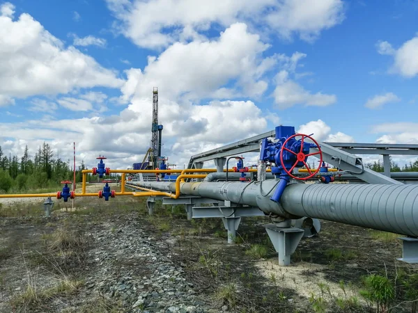 Трубопроводное Многообразие Газовых Скважин Добывающих Газовых Скважин Северном Месторождении Ручные — стоковое фото