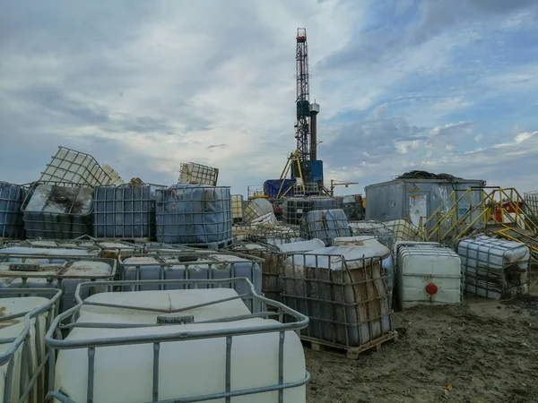 Tanques Con Contaminantes Almacenados Durante Perforación Pozos Fuga Líquidos Corrosivos — Foto de Stock