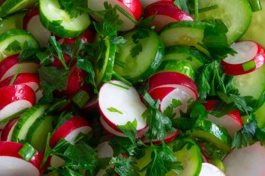 Taze sebzelerden alınmış vitamin salatası, sebze yağıyla tatlandırılmış. Dilimlenmiş turp ve yeşil otlu salatalık..