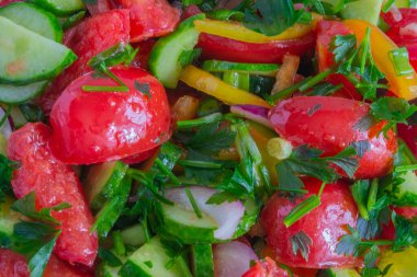 Taze sebzelerden alınmış vitamin salatası, sebze yağıyla tatlandırılmış. Dilimlenmiş domates ve yeşil otlu salatalık..