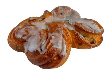 İzole et. Kuru üzümlü tatlı rulo. Üstü beyaz jöleli olsun. Yan görünüm.