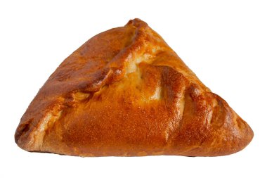 İzole et. Doldurulmuş fırında turta, samsa ya da ekosmak, üçgen şeklinde. Yan görünüm.