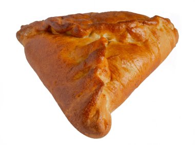 İzole et. Doldurulmuş fırında turta, samsa ya da ekosmak, üçgen şeklinde. Yan görünüm.