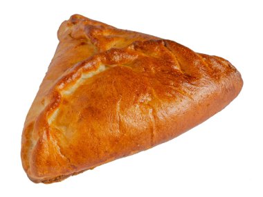 İzole et. Doldurulmuş fırında turta, samsa ya da ekosmak, üçgen şeklinde. Yan görünüm.