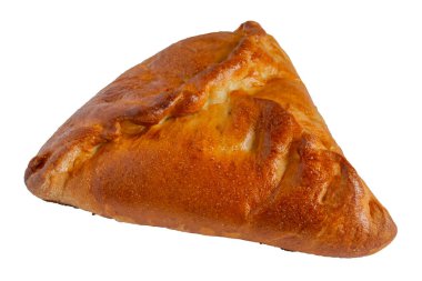 İzole et. Doldurulmuş fırında turta, samsa ya da ekosmak, üçgen şeklinde. Yan görünüm.