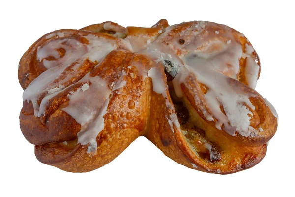 İzole et. Kuru üzümlü tatlı rulo. Üstü beyaz jöleli olsun. Yan görünüm.