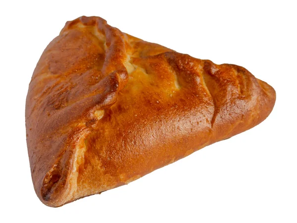 İzole et. Doldurulmuş fırında turta, samsa ya da ekosmak, üçgen şeklinde. Yan görünüm.