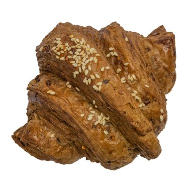 İzole et. Çavdar hamurundan yapılmış iki kruvasan. Isome Manzarası. Üzerine susam tohumları serpiştirilmiş..