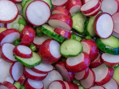 Turp ve salatalıklı taze vitamin salatası, sebze yağıyla tatlandırılmış.