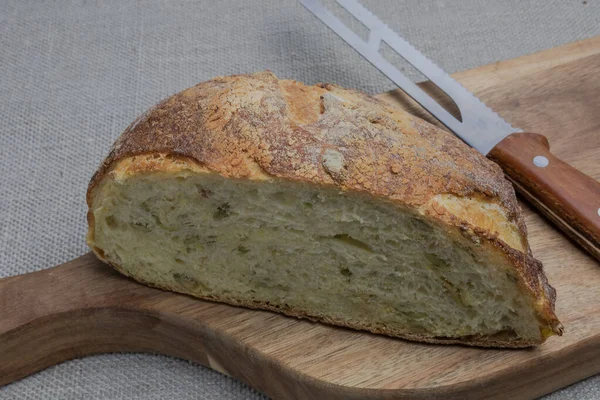 Meergranen Gesneden Brood Een Houten Keukenbord Ligt Een Keukenbroodmes Buurt — Stockfoto