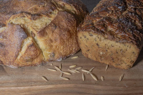 Twee Soorten Meergranen Brood Een Houten Keukenbord Pompoen Roggebrood Gezonde — Stockfoto