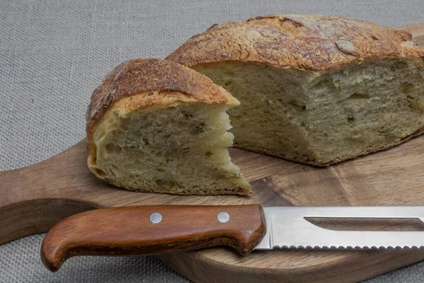 Meergranen Gesneden Brood Een Houten Keukenbord Ligt Een Keukenbroodmes Buurt — Stockfoto