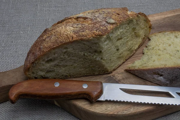 Meergranen Gesneden Brood Een Houten Keukenbord Ligt Een Keukenbroodmes Buurt — Stockfoto