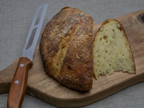 Meergranen Gesneden Brood Een Houten Keukenbord Ligt Een Keukenbroodmes Buurt — Stockfoto