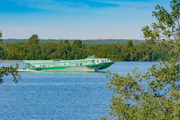 Onega Gölü 'nde hidrofolyo meteor ya da kuyruklu yıldız. Gemi bir püskürtme bulutu içinde gölün yüzeyinde hareket ediyor.